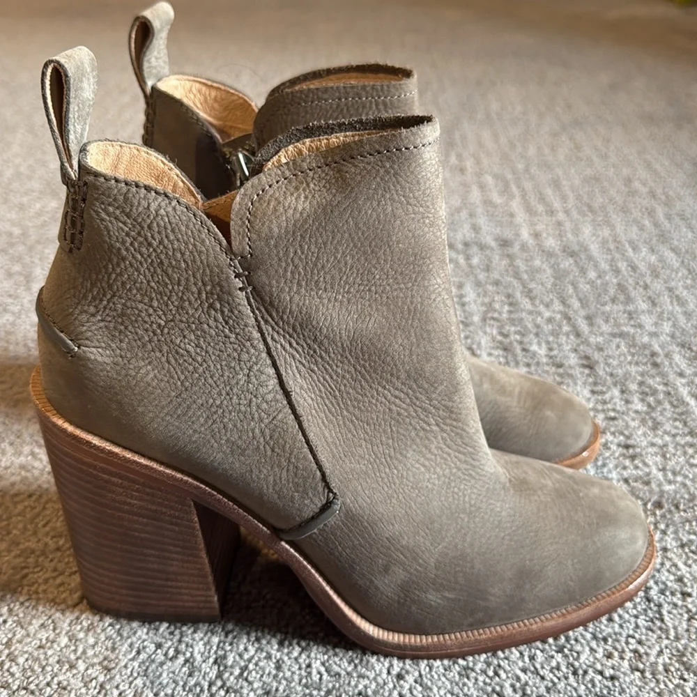 Ugg ankle boots. Brand new! - Picture 4 of 6